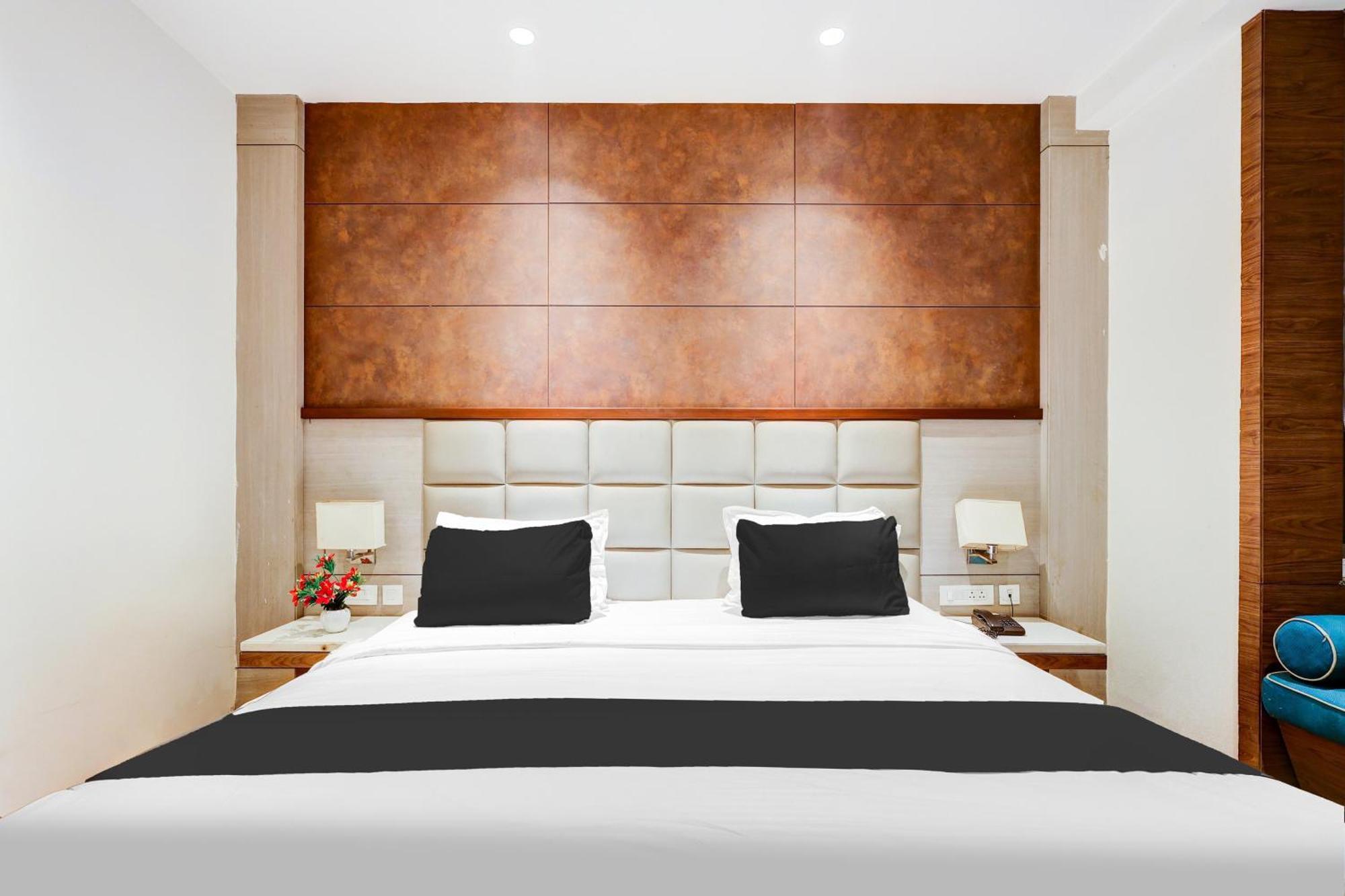 Super Townhouse Chhatarpur Near Metro Park 뉴델리 외부 사진