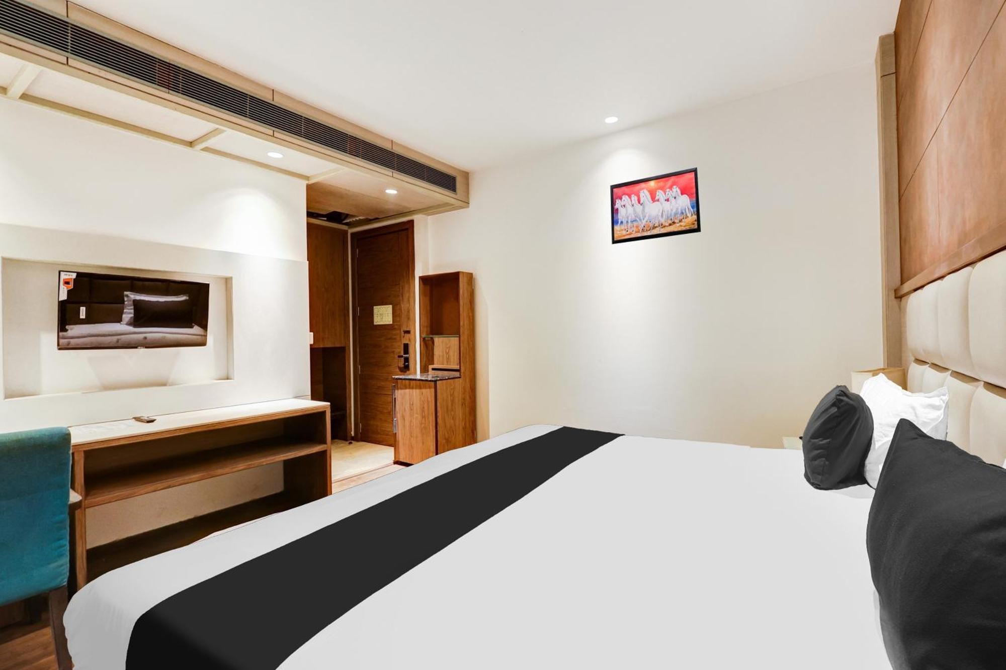 Super Townhouse Chhatarpur Near Metro Park 뉴델리 외부 사진