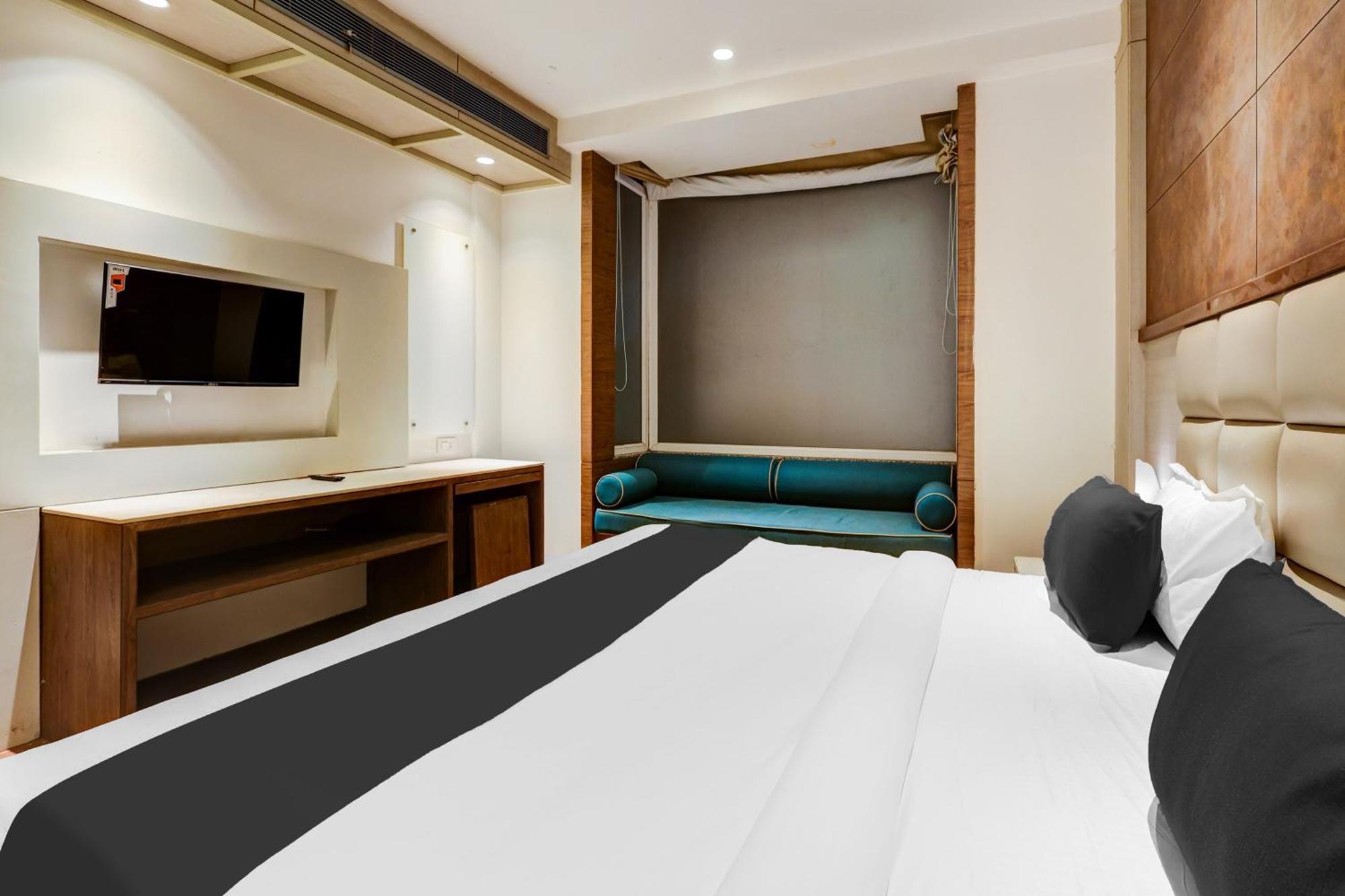 Super Townhouse Chhatarpur Near Metro Park 뉴델리 외부 사진