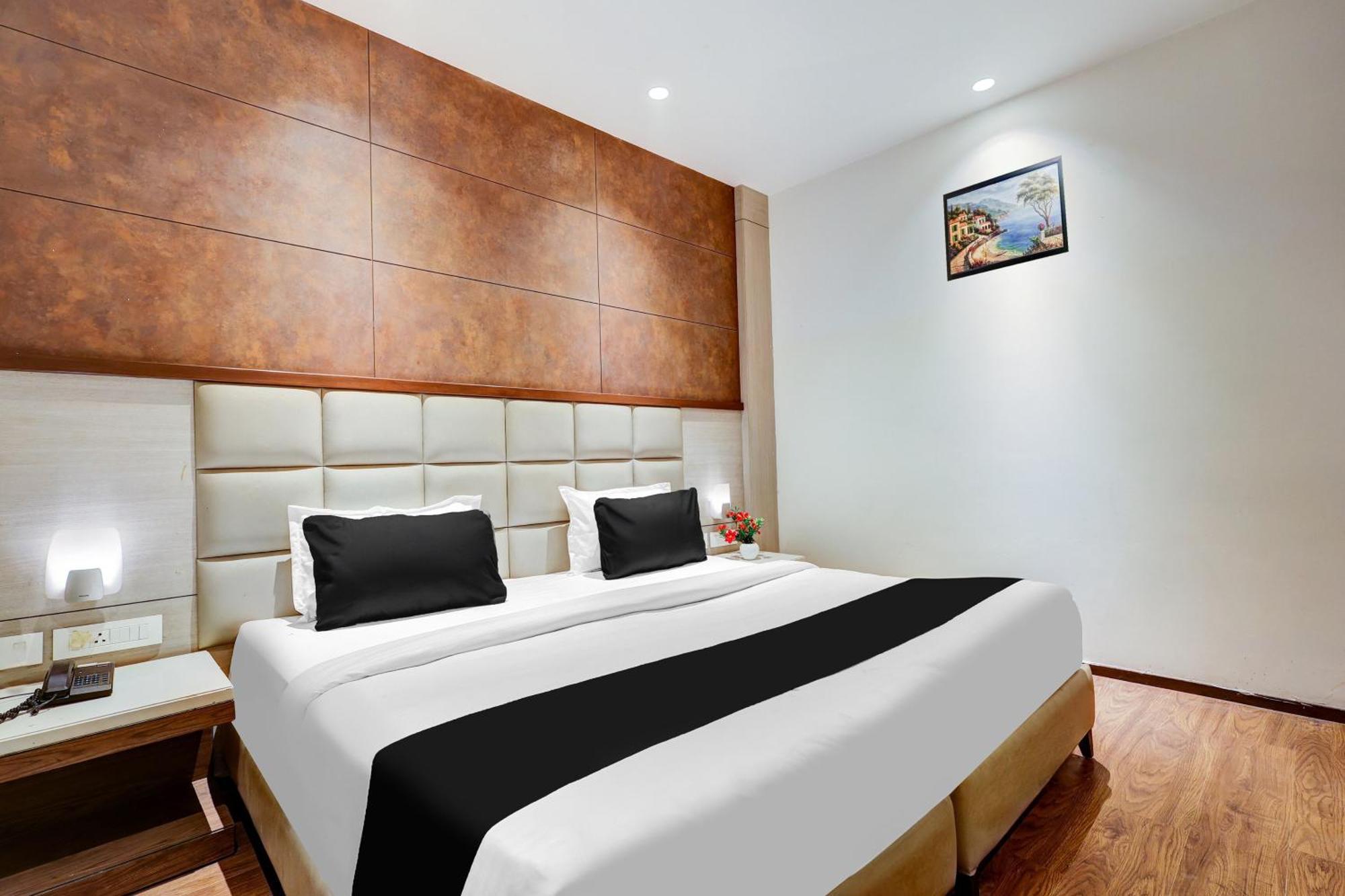 Super Townhouse Chhatarpur Near Metro Park 뉴델리 외부 사진