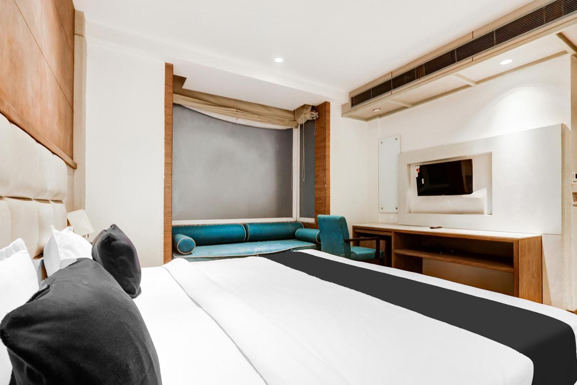 Super Townhouse Chhatarpur Near Metro Park 뉴델리 외부 사진