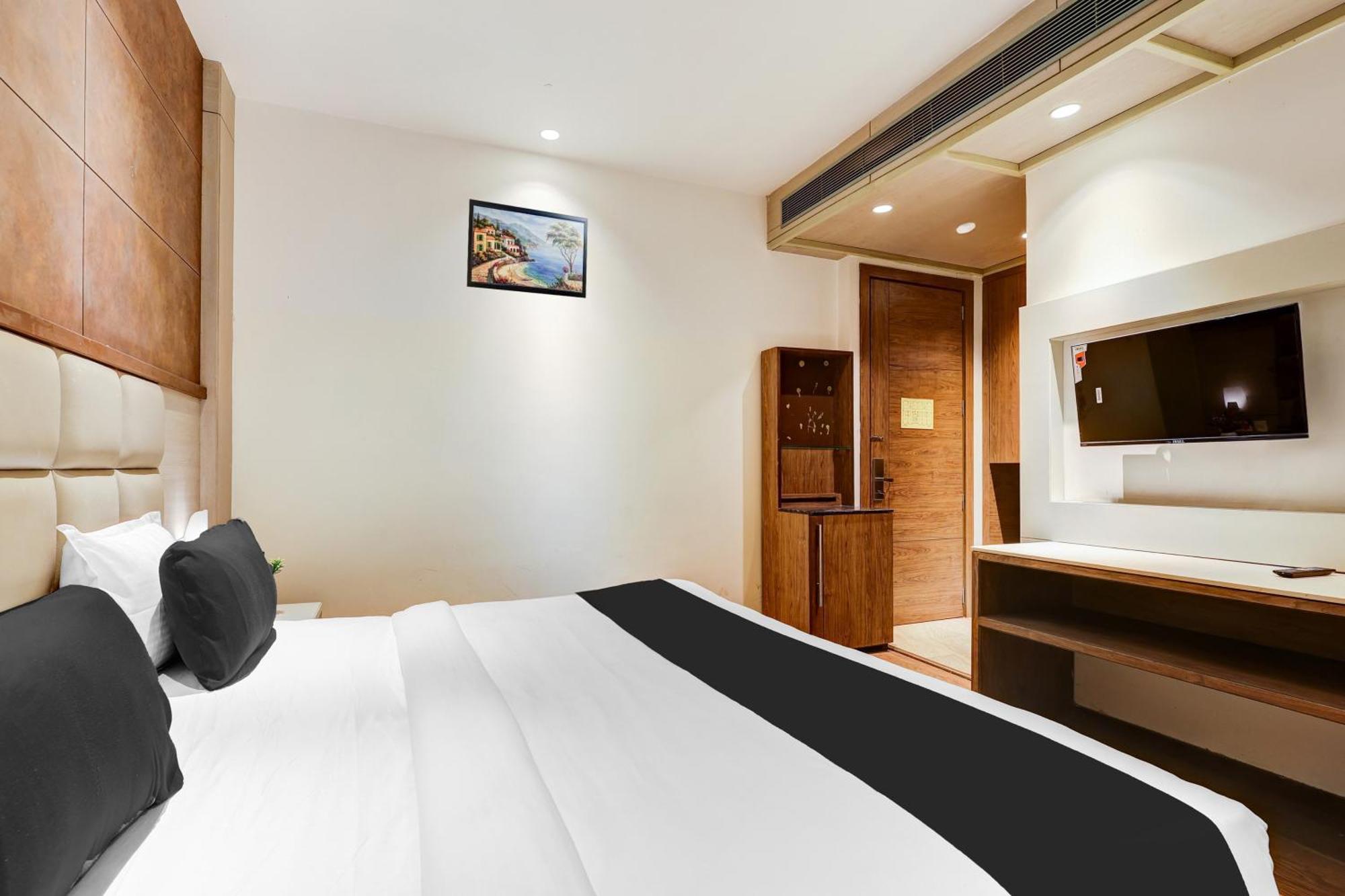 Super Townhouse Chhatarpur Near Metro Park 뉴델리 외부 사진