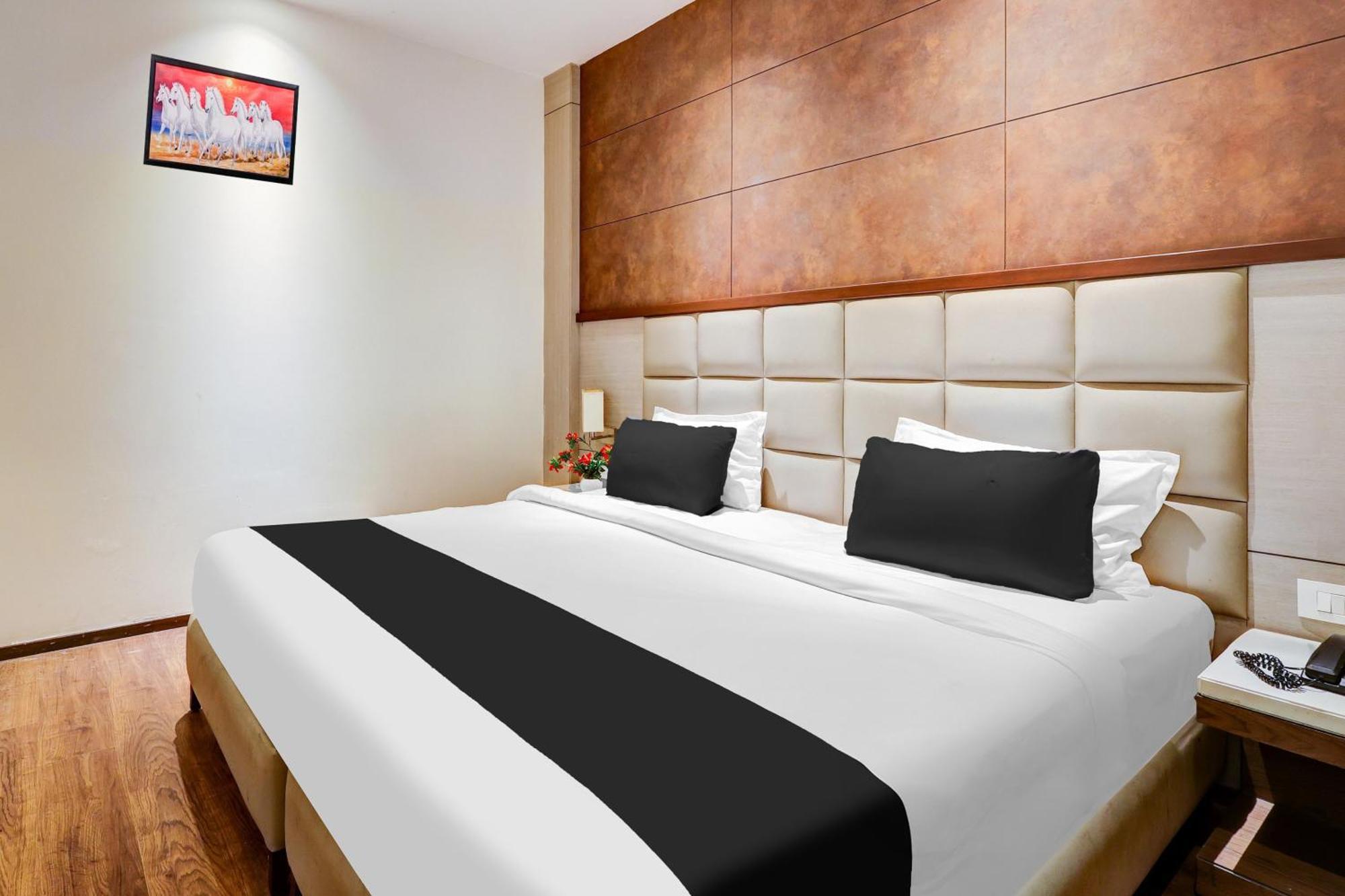 Super Townhouse Chhatarpur Near Metro Park 뉴델리 외부 사진