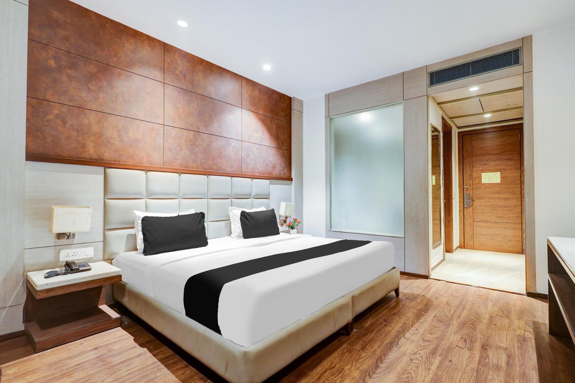 Super Townhouse Chhatarpur Near Metro Park 뉴델리 외부 사진
