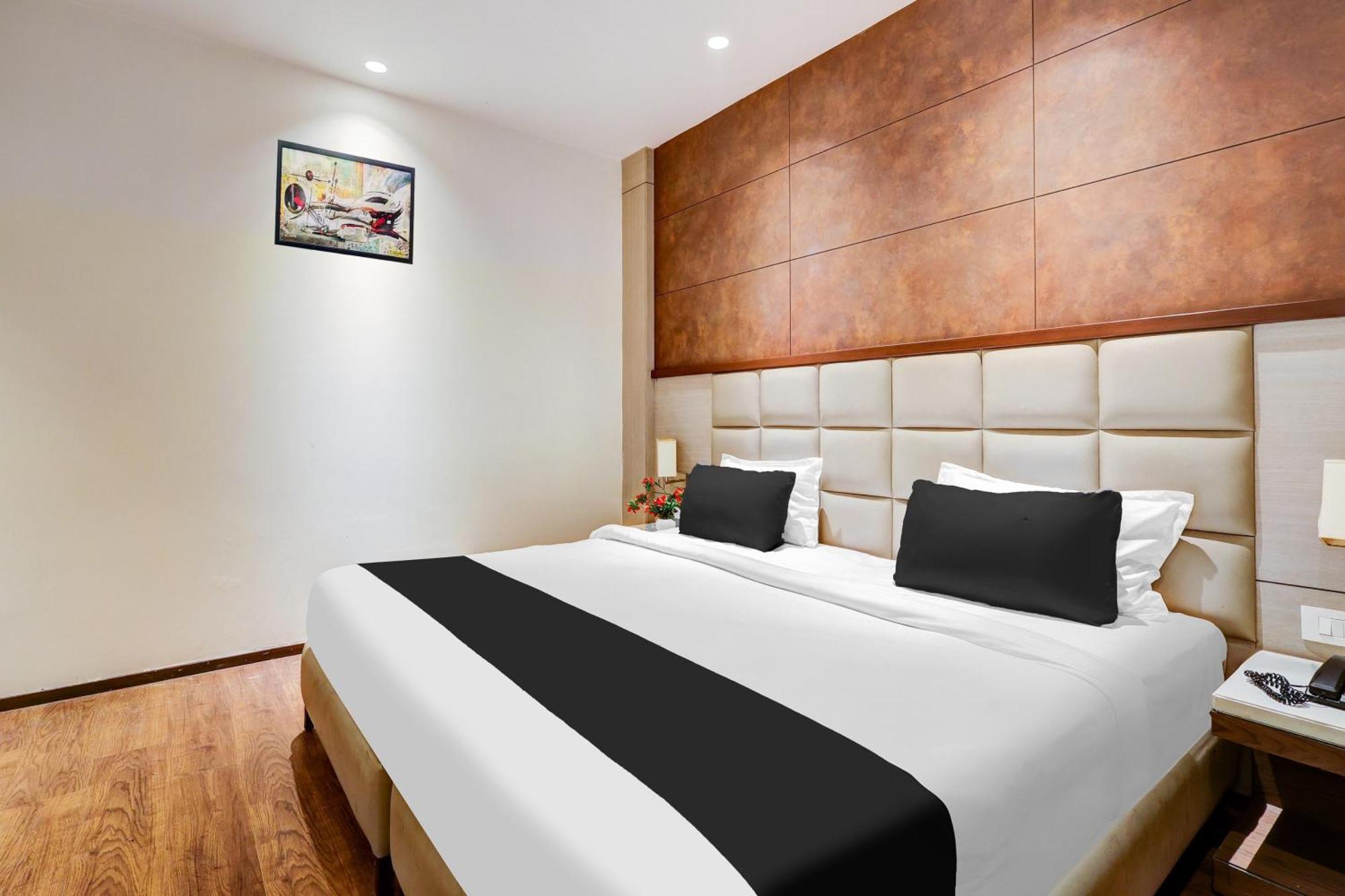 Super Townhouse Chhatarpur Near Metro Park 뉴델리 외부 사진